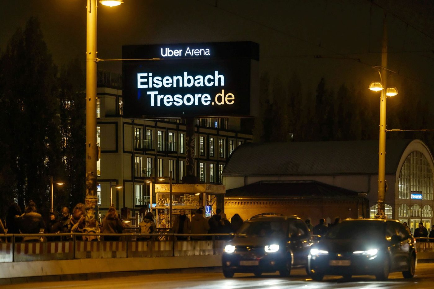 Out-of-Home-Kampagne für Eisenbach Tresore an der Uber Arena Berlin bei Nacht